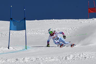 Alpine Skisportler auf Suche nach Schnee