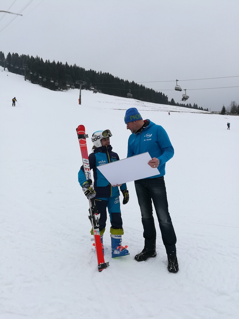 enivaM unterstützt das Einsiedler Skitalent Lynn Fischer mit 2.000 Euro